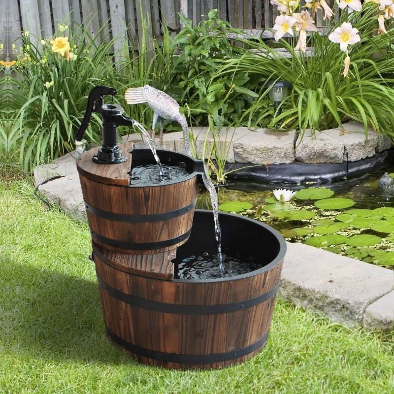 Fuente de agua de barril de whisky de madera maciza de 2 niveles para exteriores con bomba eléctrica