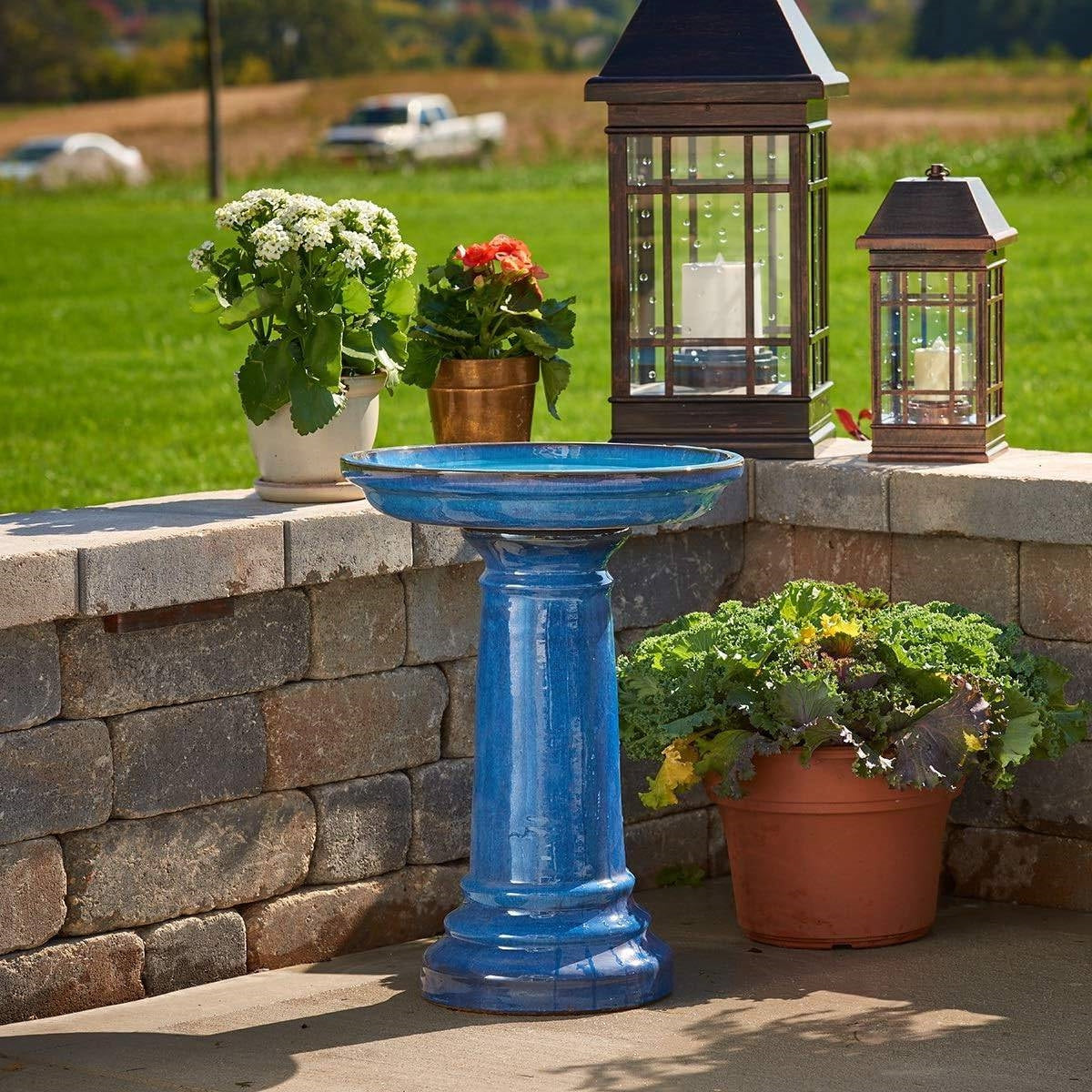 Bañera para pájaros tradicional de cerámica azul de 2 galones para jardín o patio exterior