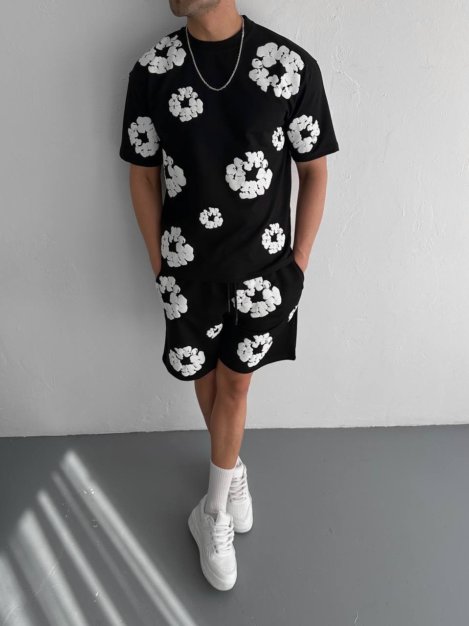 Conjunto a juego con estampado floral abstracto para hombre - Ropa urbana floral vibrante para el verano