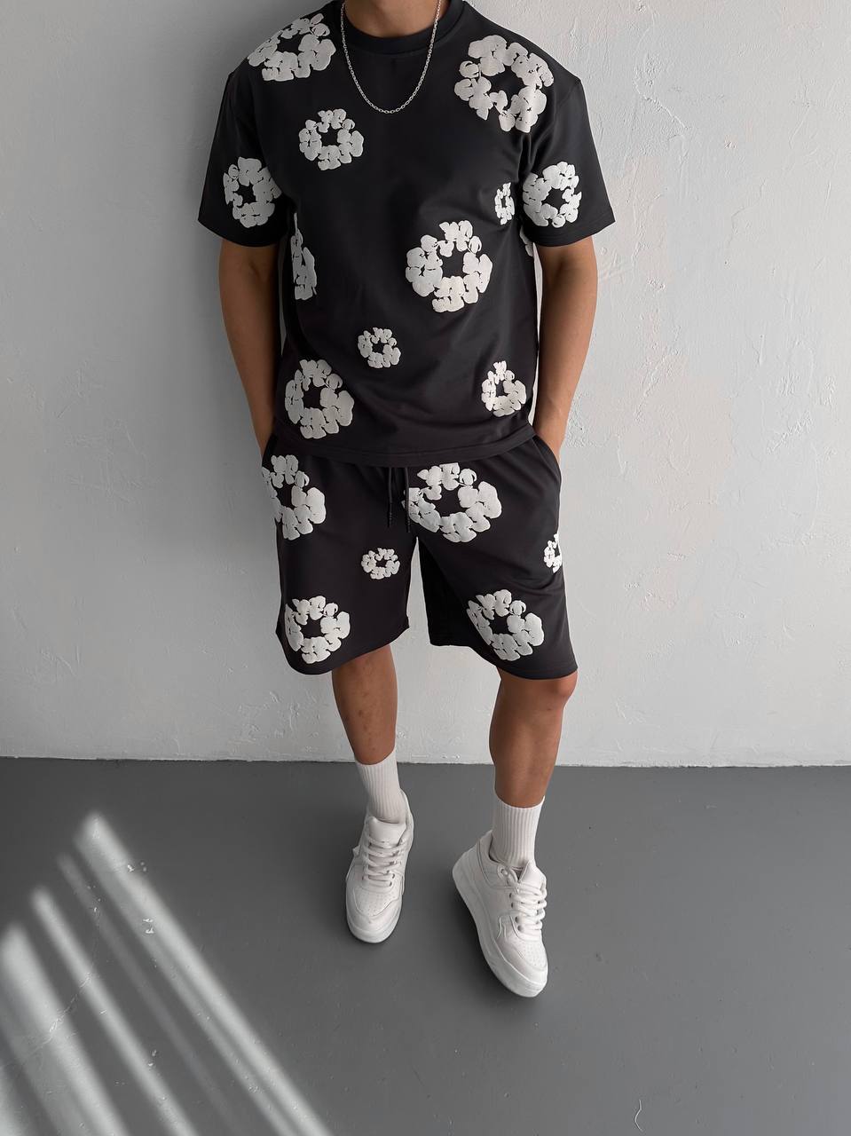 Conjunto a juego con estampado floral abstracto para hombre - Ropa urbana floral vibrante para el verano