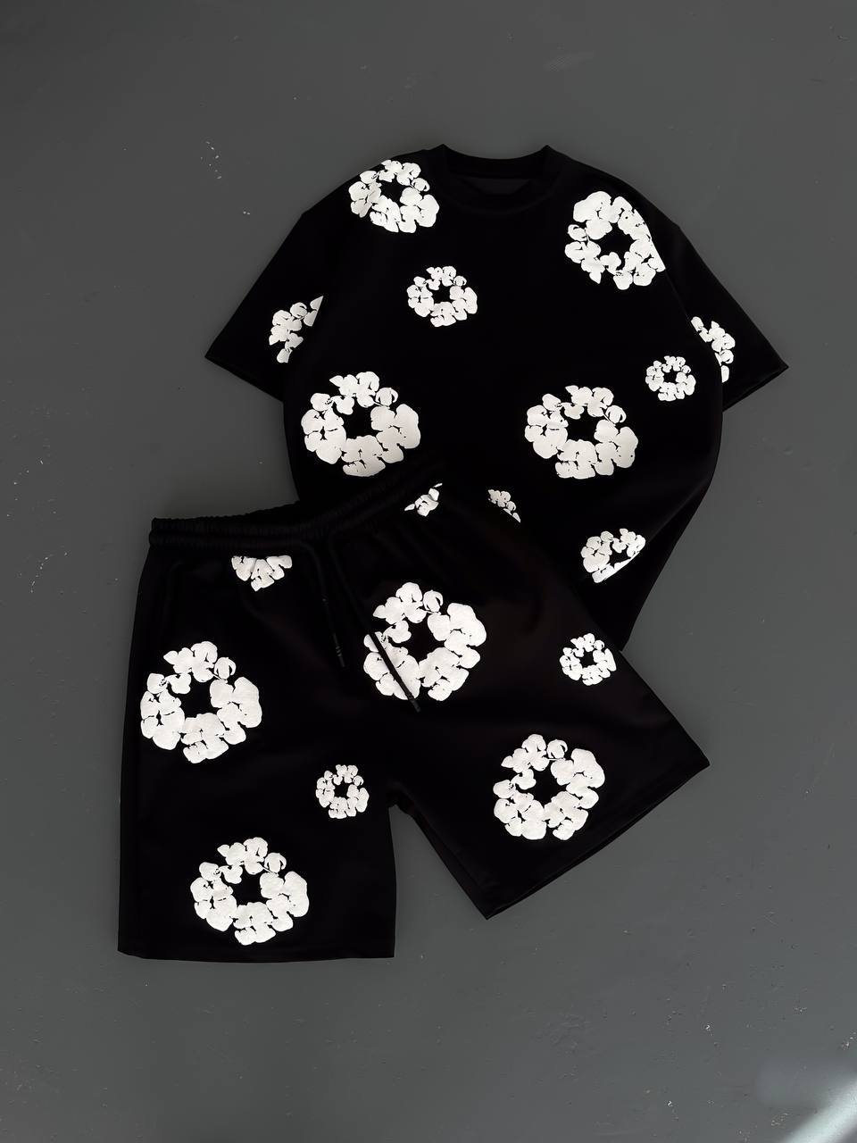 Conjunto a juego con estampado floral abstracto para hombre - Ropa urbana floral vibrante para el verano