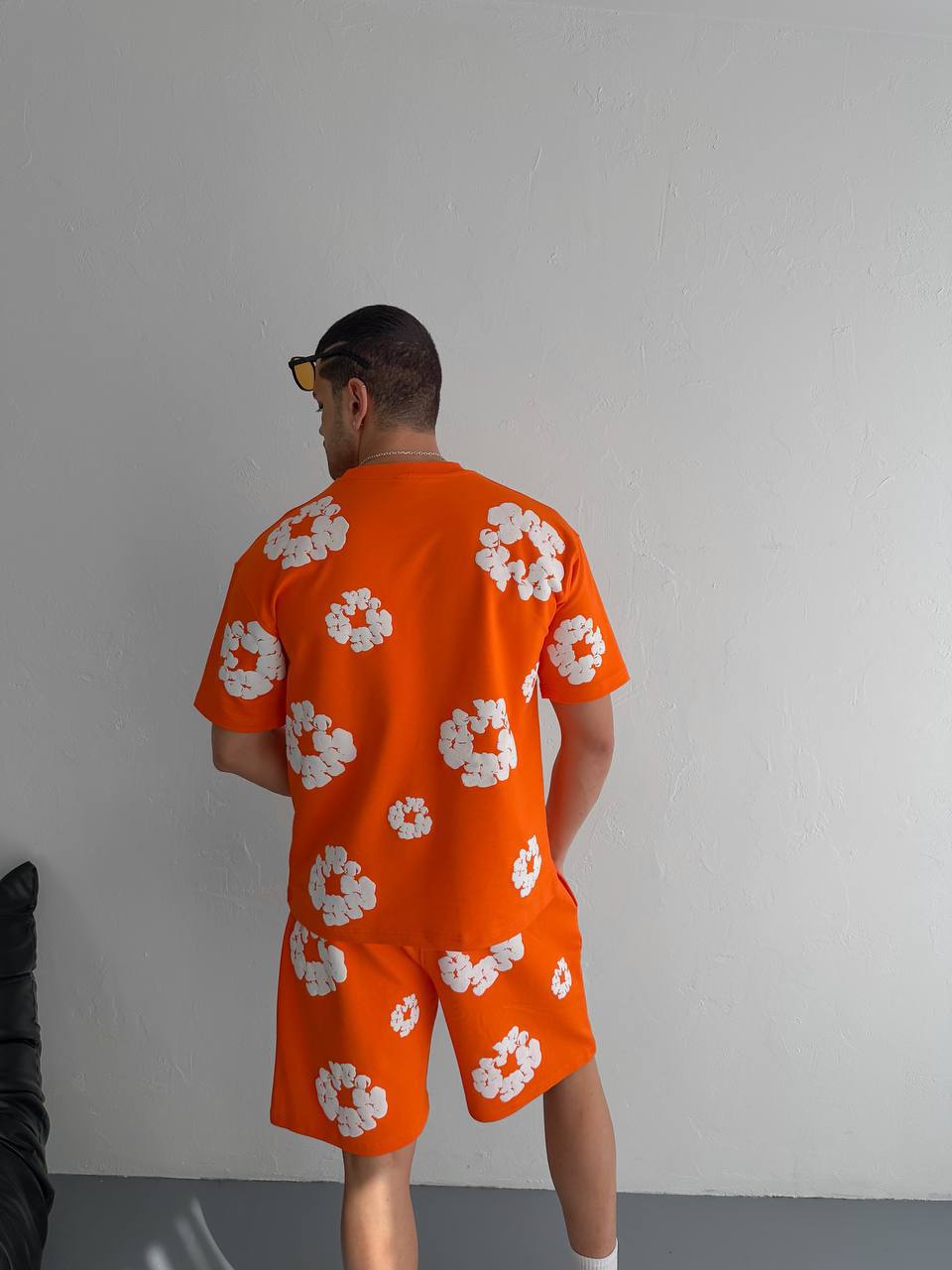 Conjunto a juego con estampado floral abstracto para hombre - Ropa urbana floral vibrante para el verano