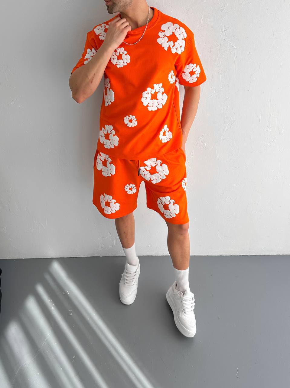 Conjunto a juego con estampado floral abstracto para hombre - Ropa urbana floral vibrante para el verano