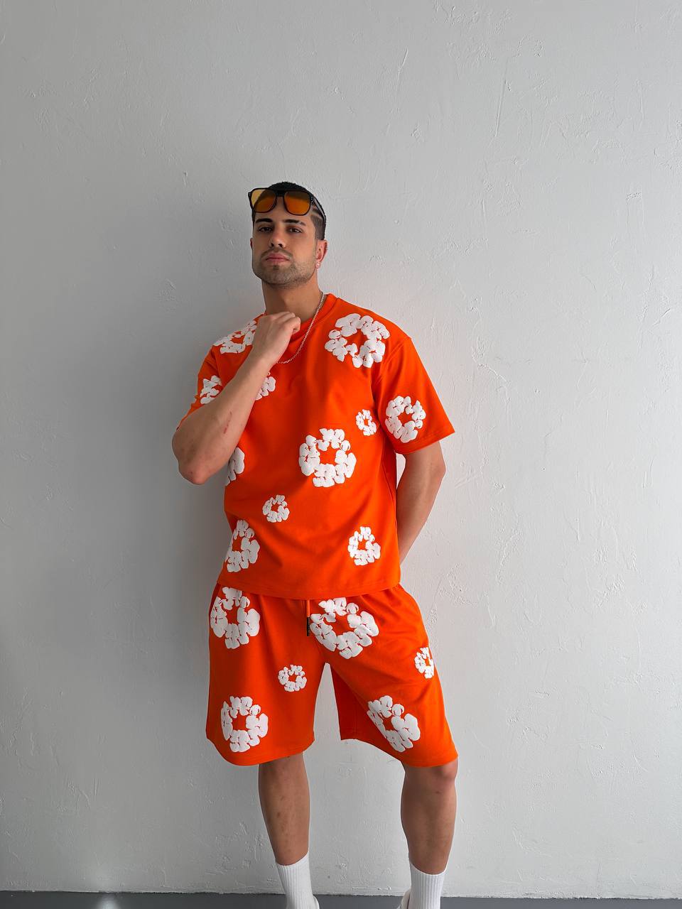 Conjunto a juego con estampado floral abstracto para hombre - Ropa urbana floral vibrante para el verano