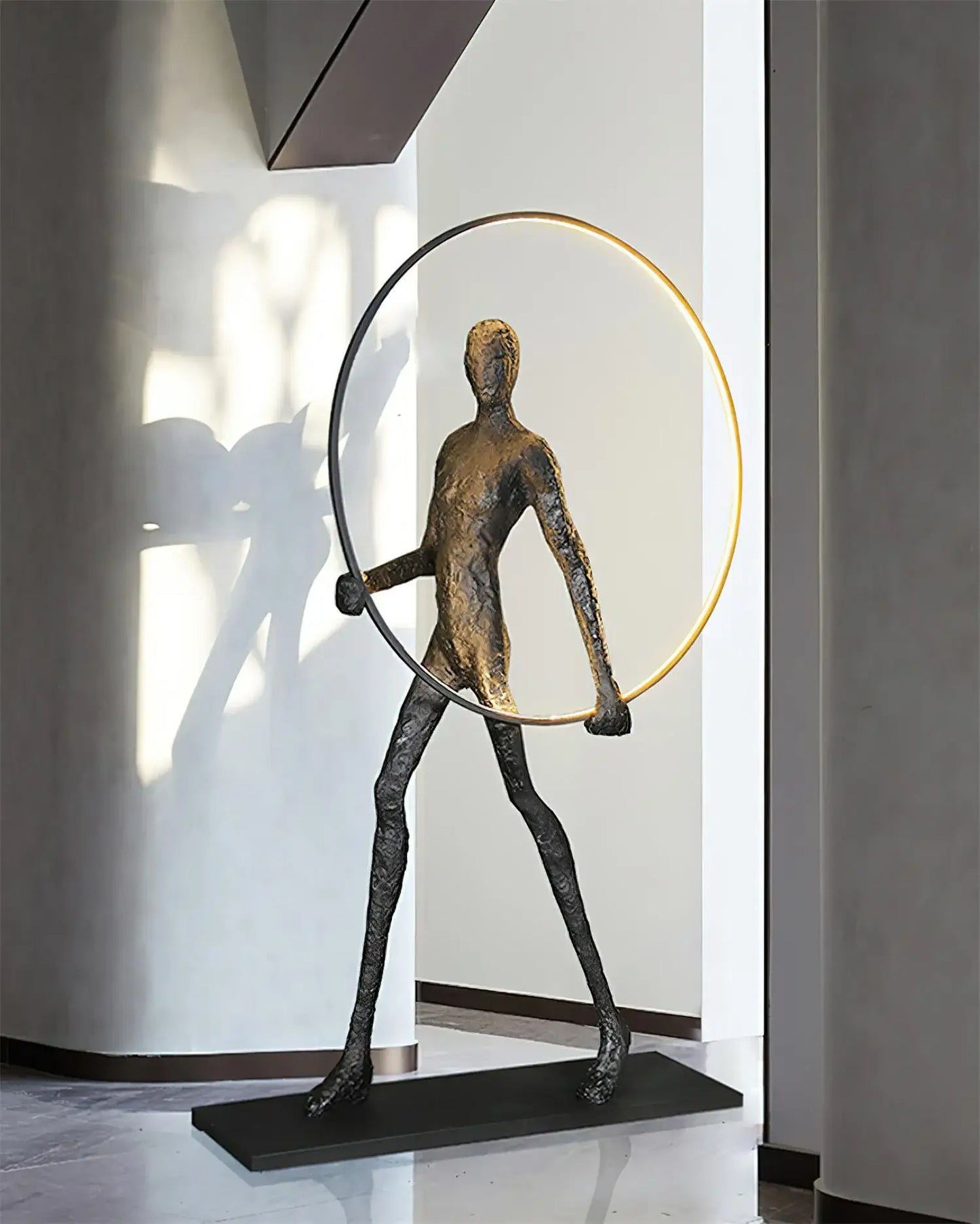 Lámpara de pie Aeon Sculpture Characters