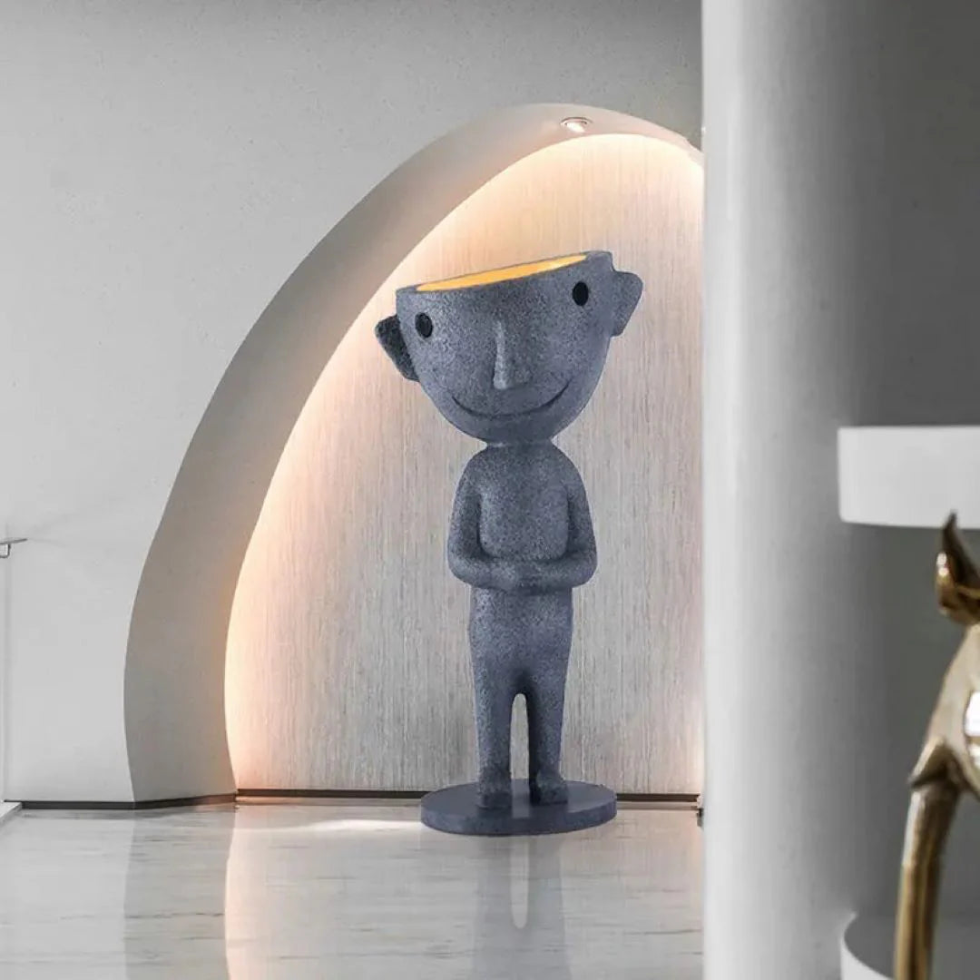 Lámpara de pie con estatua alienígena