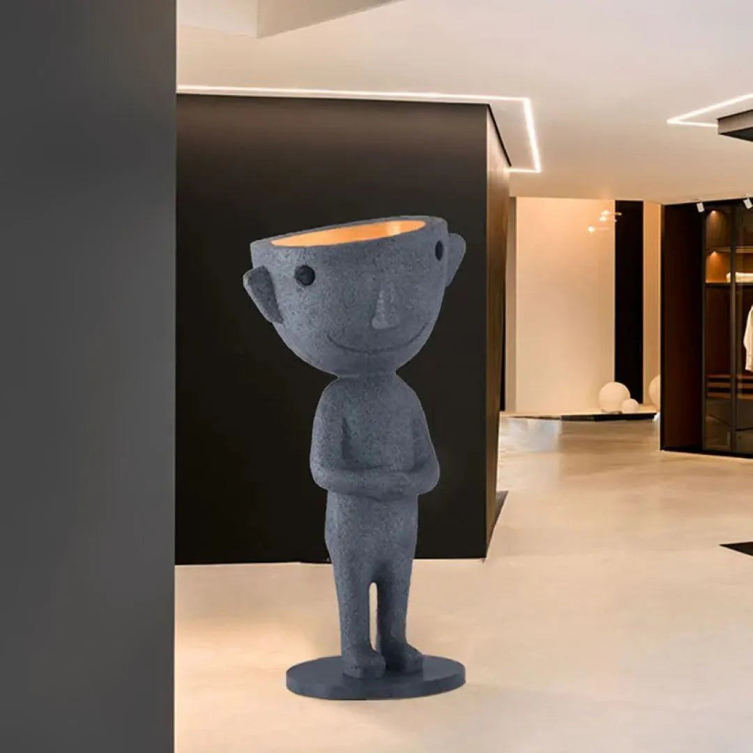 Lámpara de pie con estatua alienígena