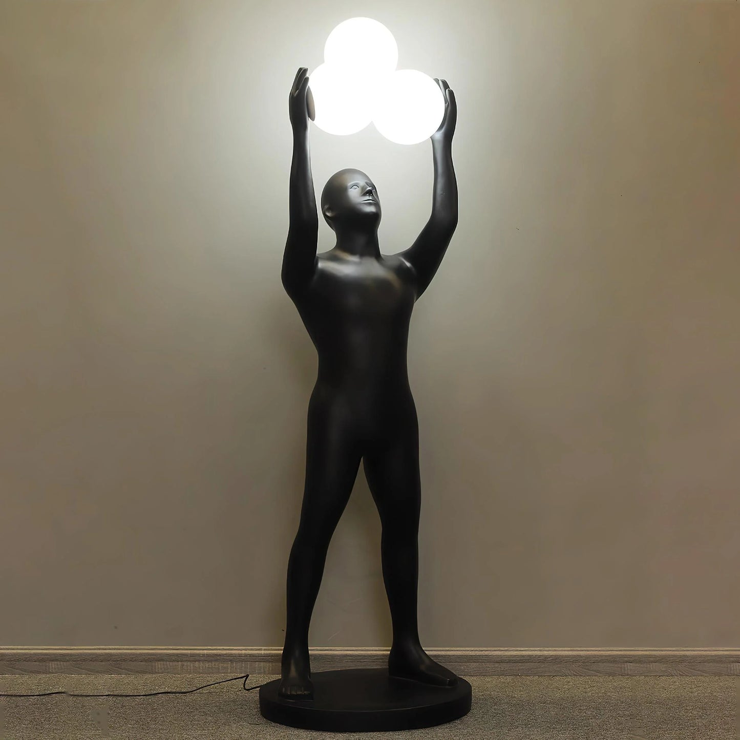 Lámpara de pie con personajes de la estatua de Anissa