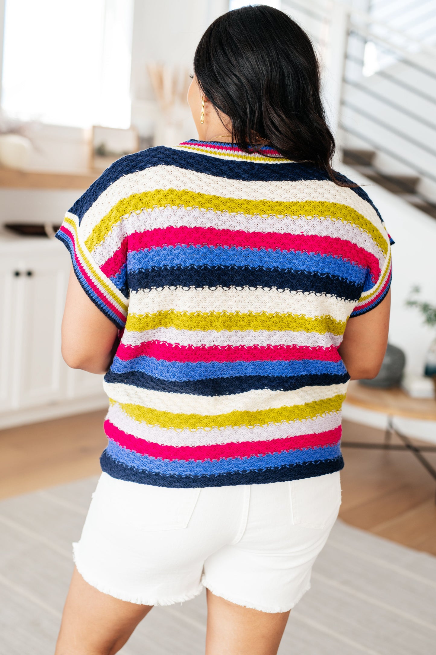Otra camiseta de rayas con cuello en V