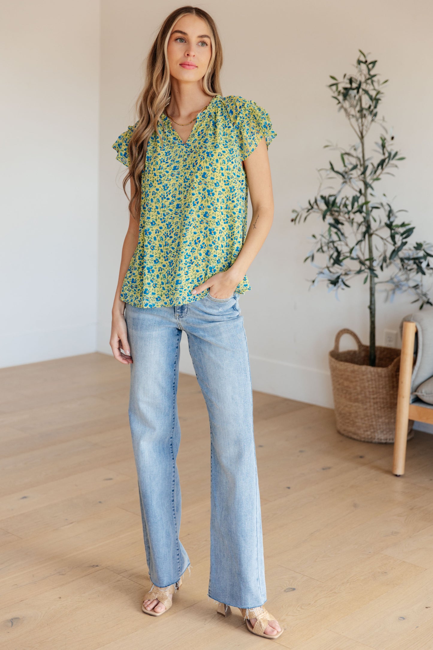 Top con mangas con volantes Anywhere We Go en combinación de azul