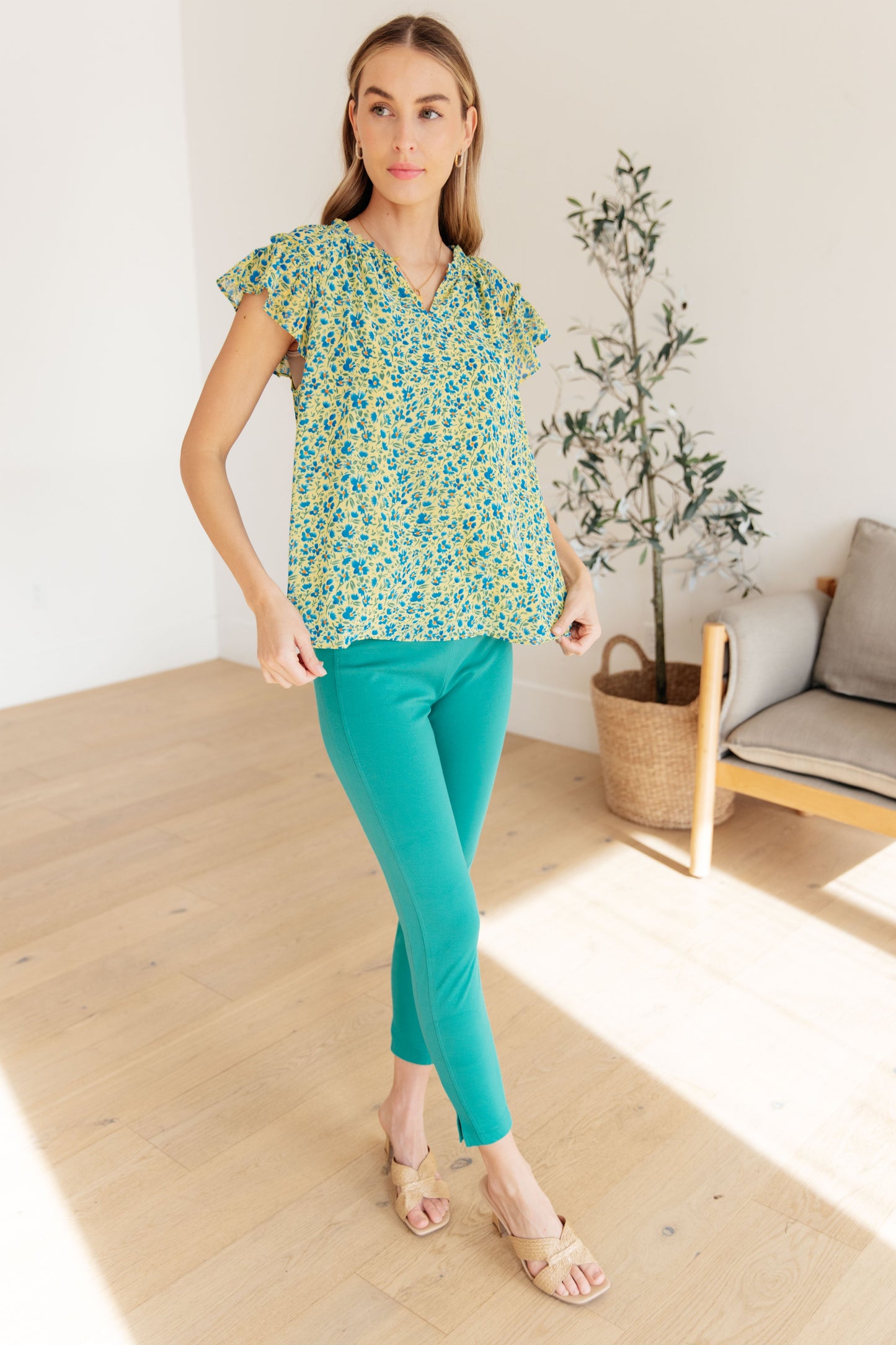 Top con mangas con volantes Anywhere We Go en combinación de azul
