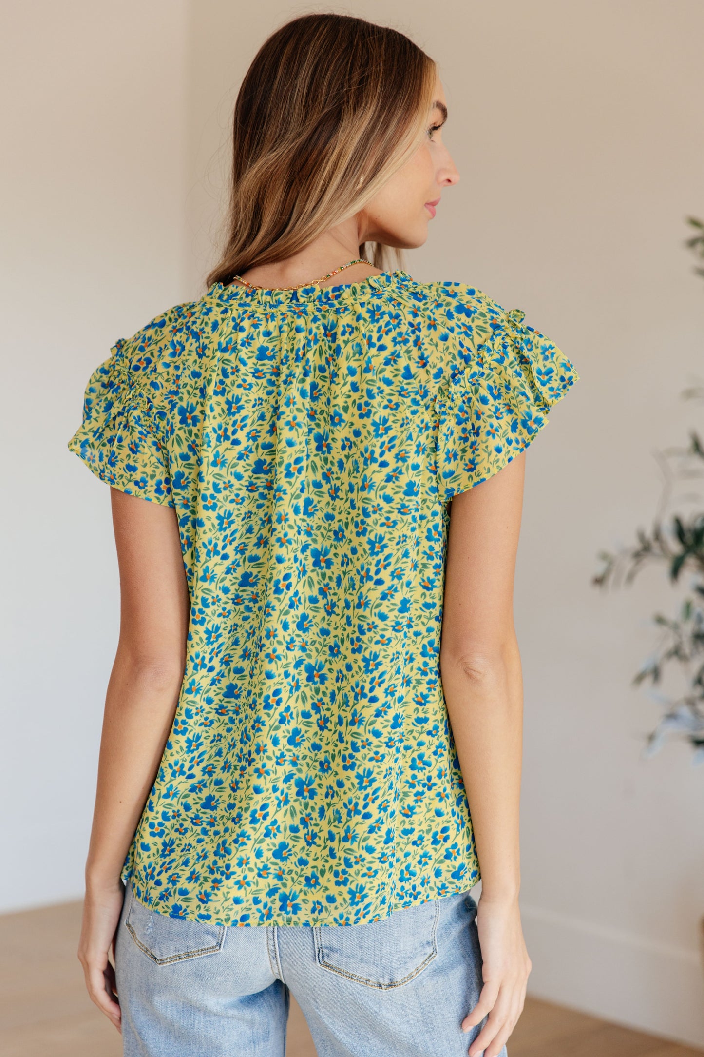 Top con mangas con volantes Anywhere We Go en combinación de azul