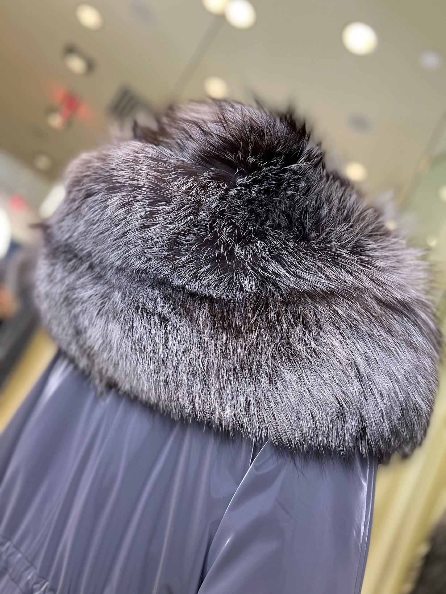 Parka Forrada con Capucha de Zorro Plateado Genuino y Aislamiento de Conejo