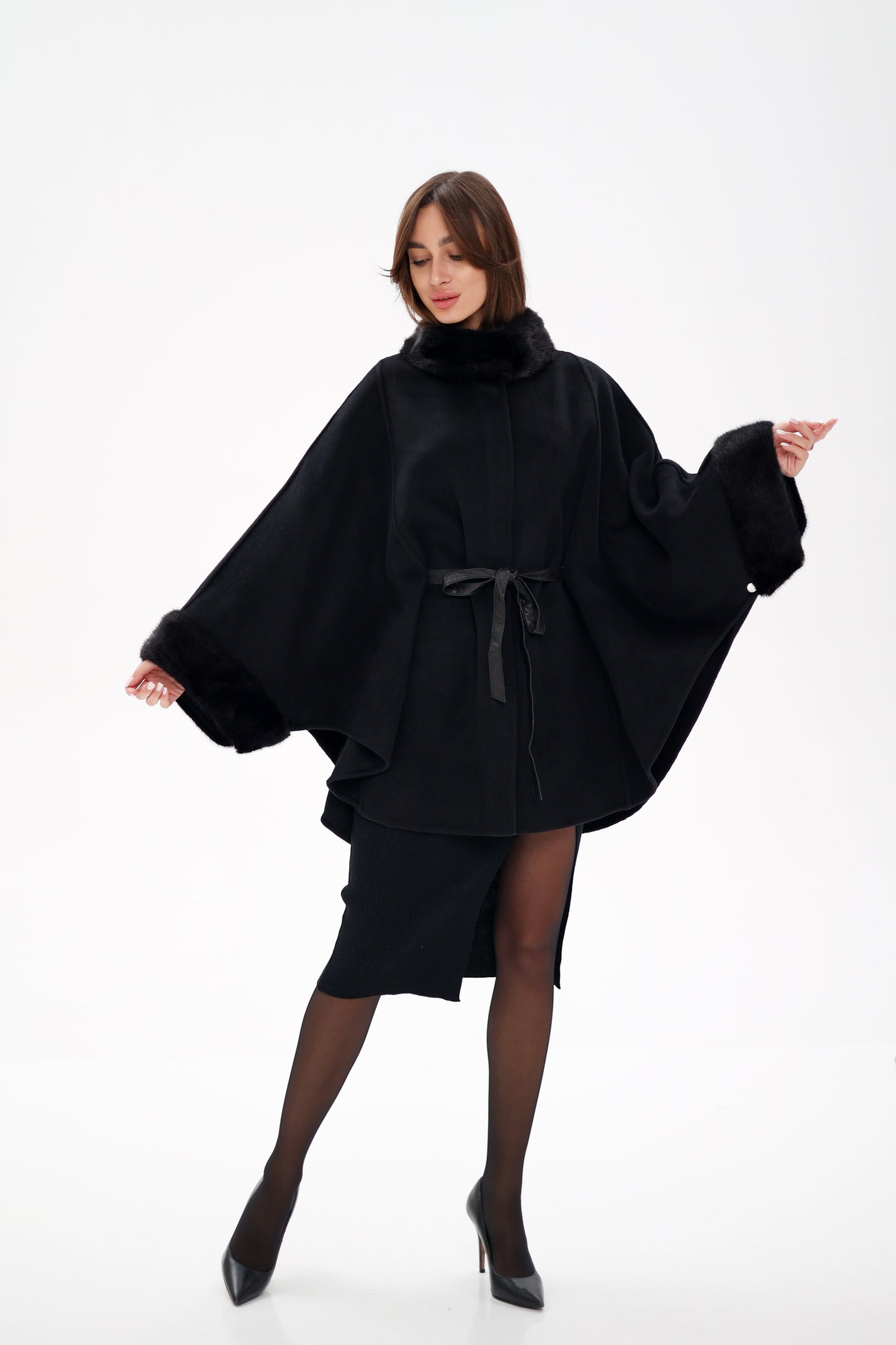 Poncho de lana de doble cara con piel de visón escandinavo auténtico