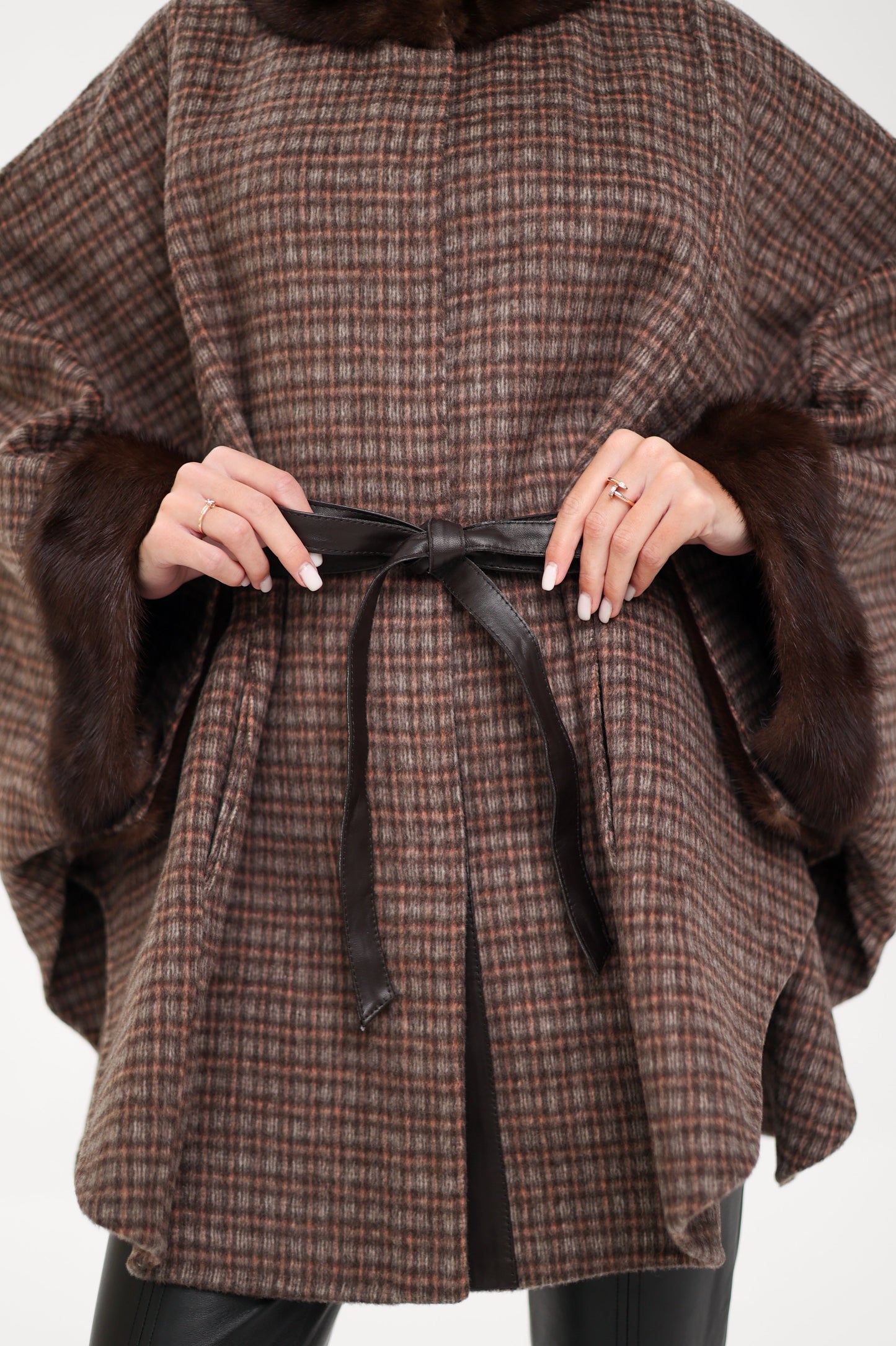 Poncho de lana de doble cara con piel de visón escandinavo auténtico