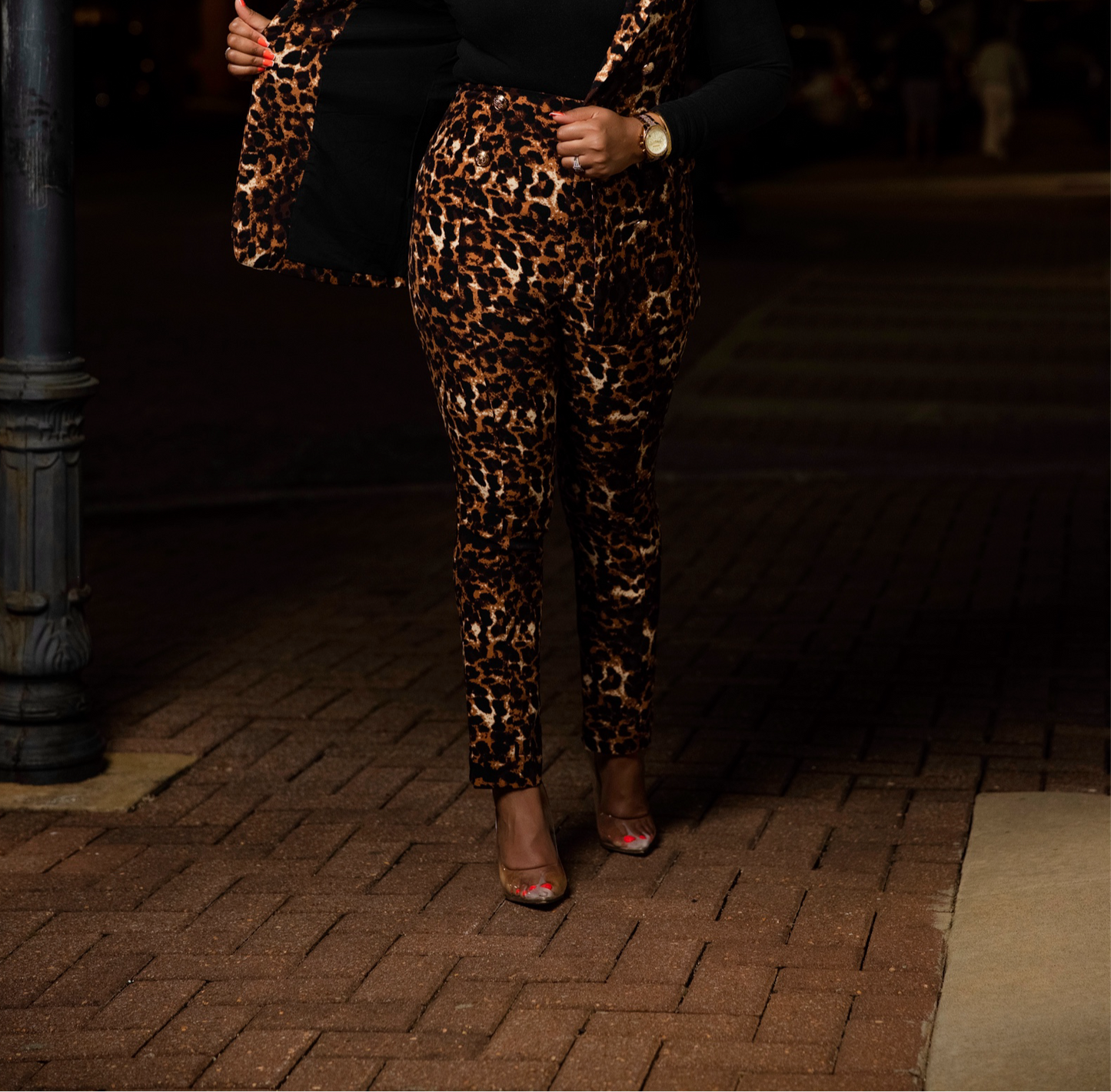 Pantalones de animal print con botones dorados