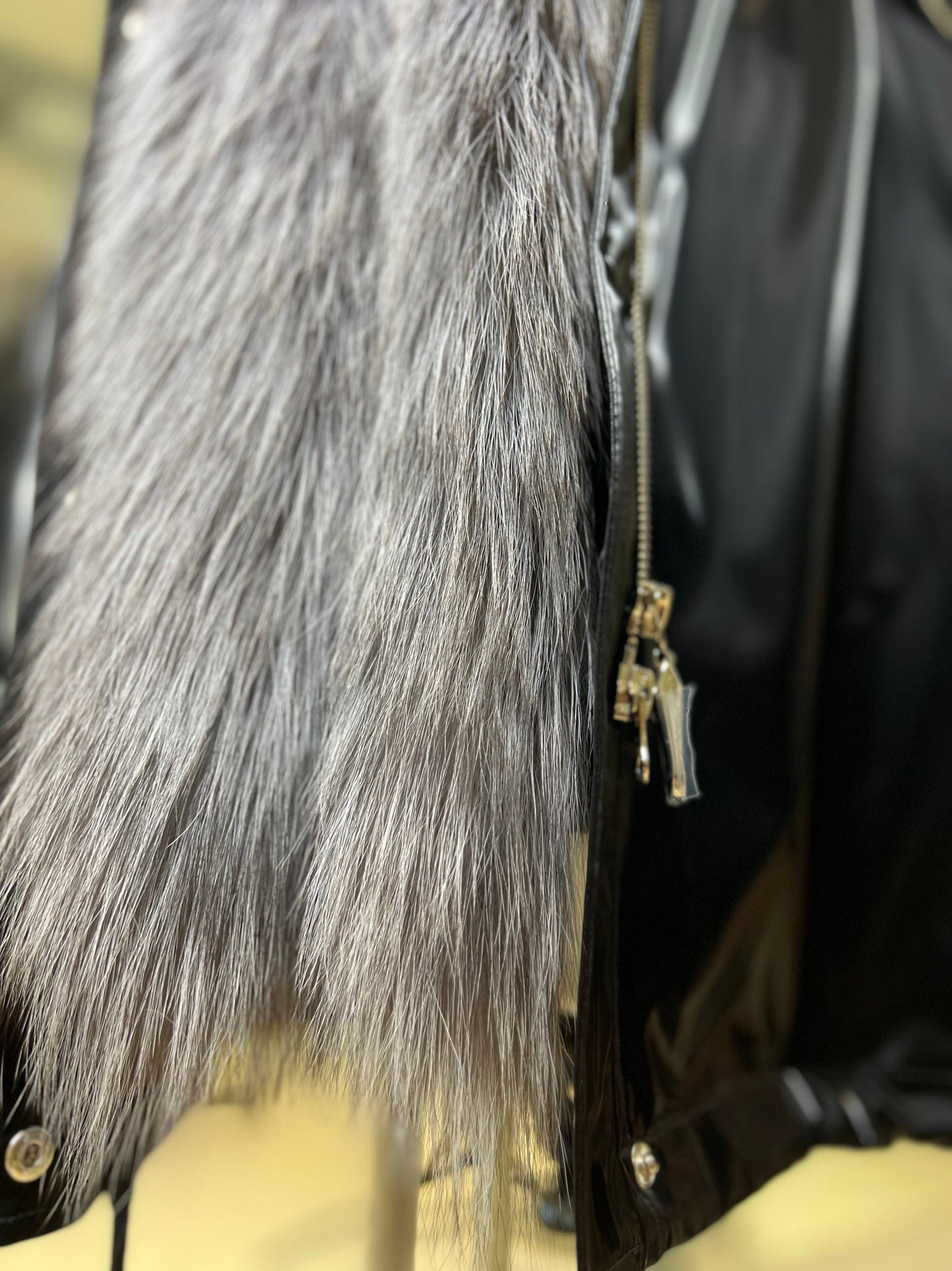 Parka Forrada con Capucha de Zorro Plateado Genuino y Aislamiento de Conejo