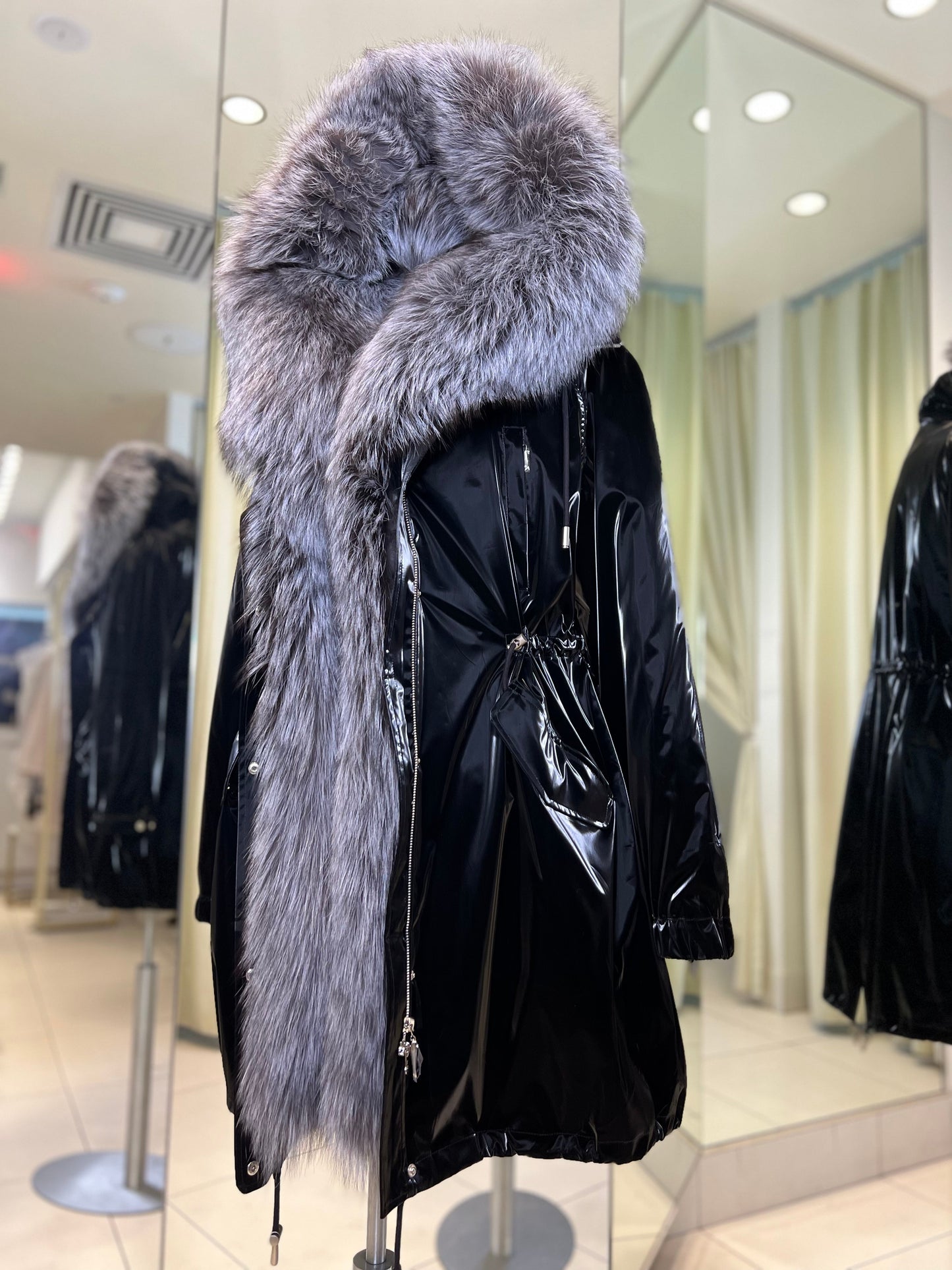 Parka Forrada con Capucha de Zorro Plateado Genuino y Aislamiento de Conejo