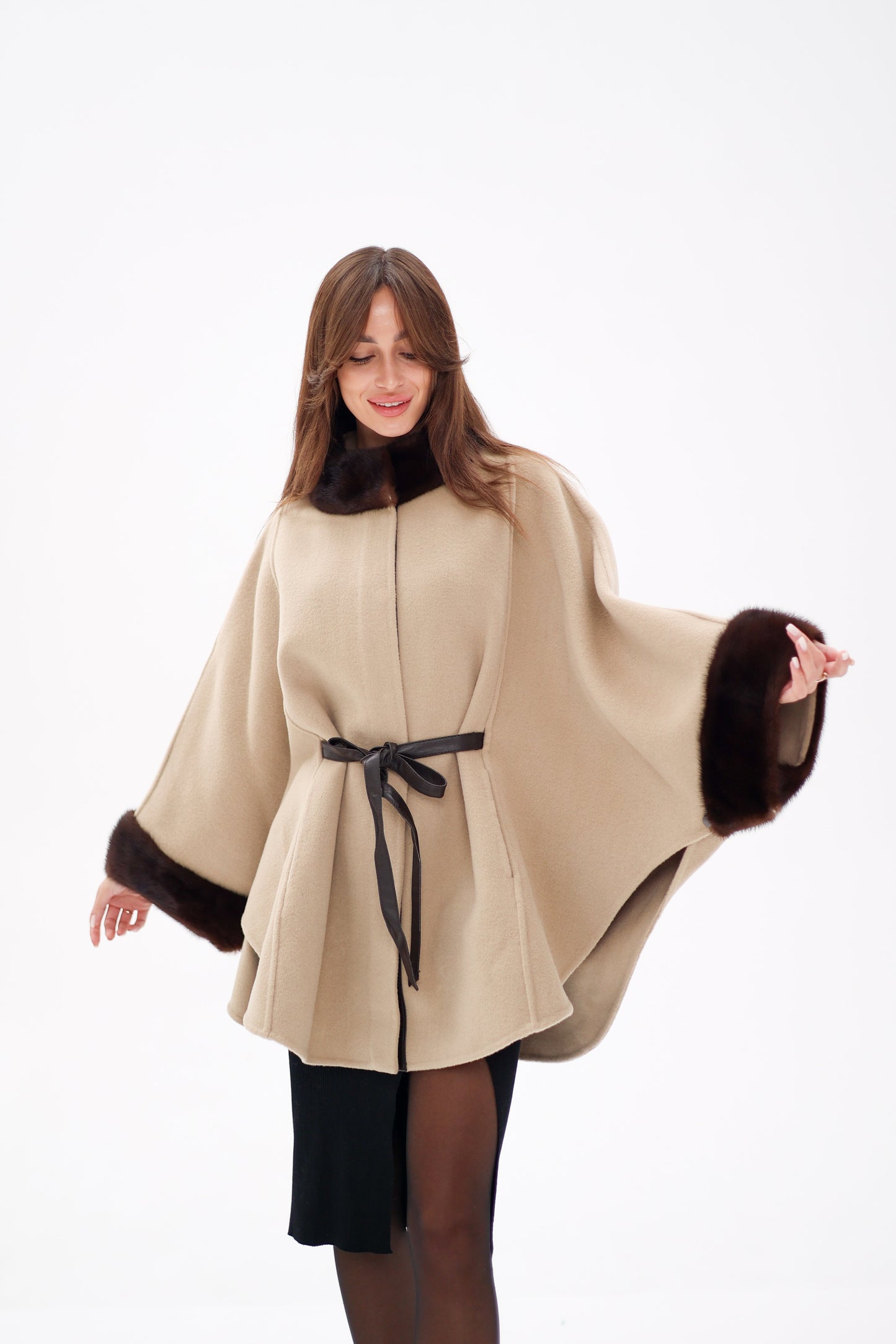 Poncho de lana de doble cara con piel de visón escandinavo auténtico