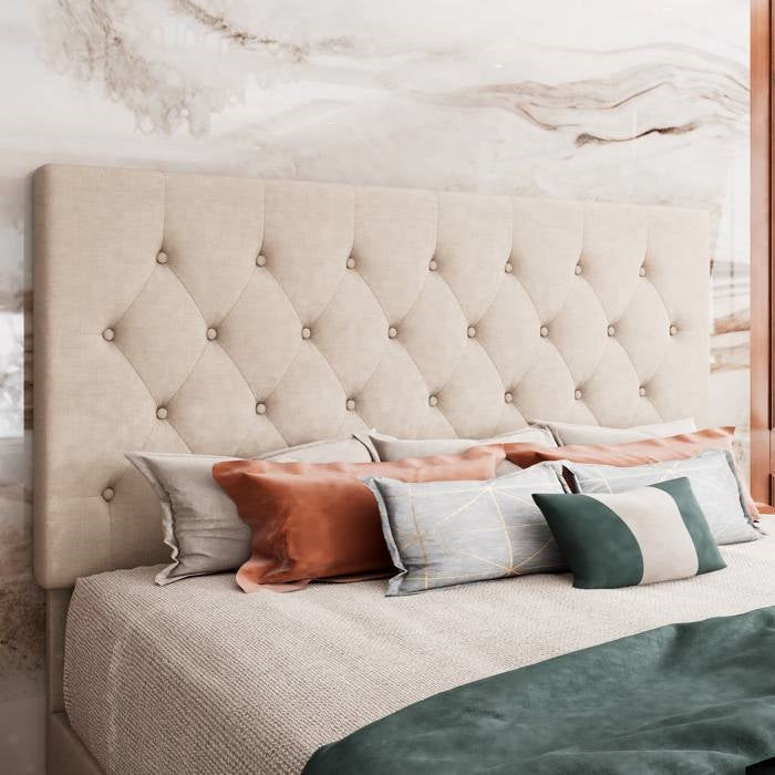 Cama King Size tapizada en lino beige con cabecero capitoné