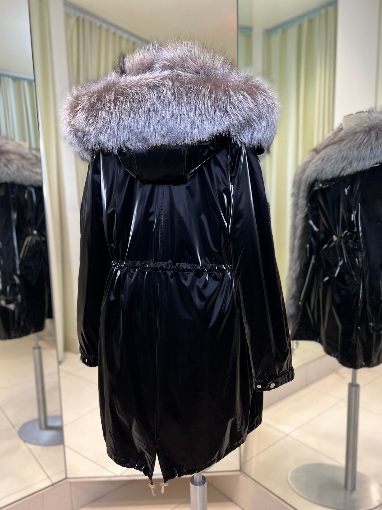 Parka Forrada con Capucha de Zorro Plateado Genuino y Aislamiento de Conejo