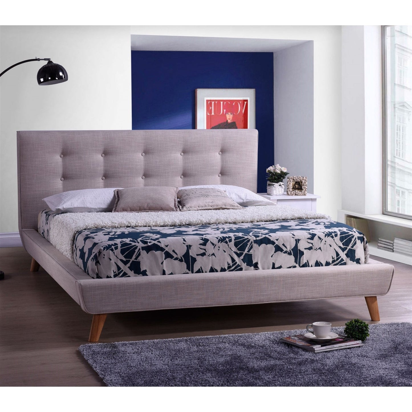 Cama de plataforma tapizada en lino beige tamaño matrimonial con cabecero capitoné