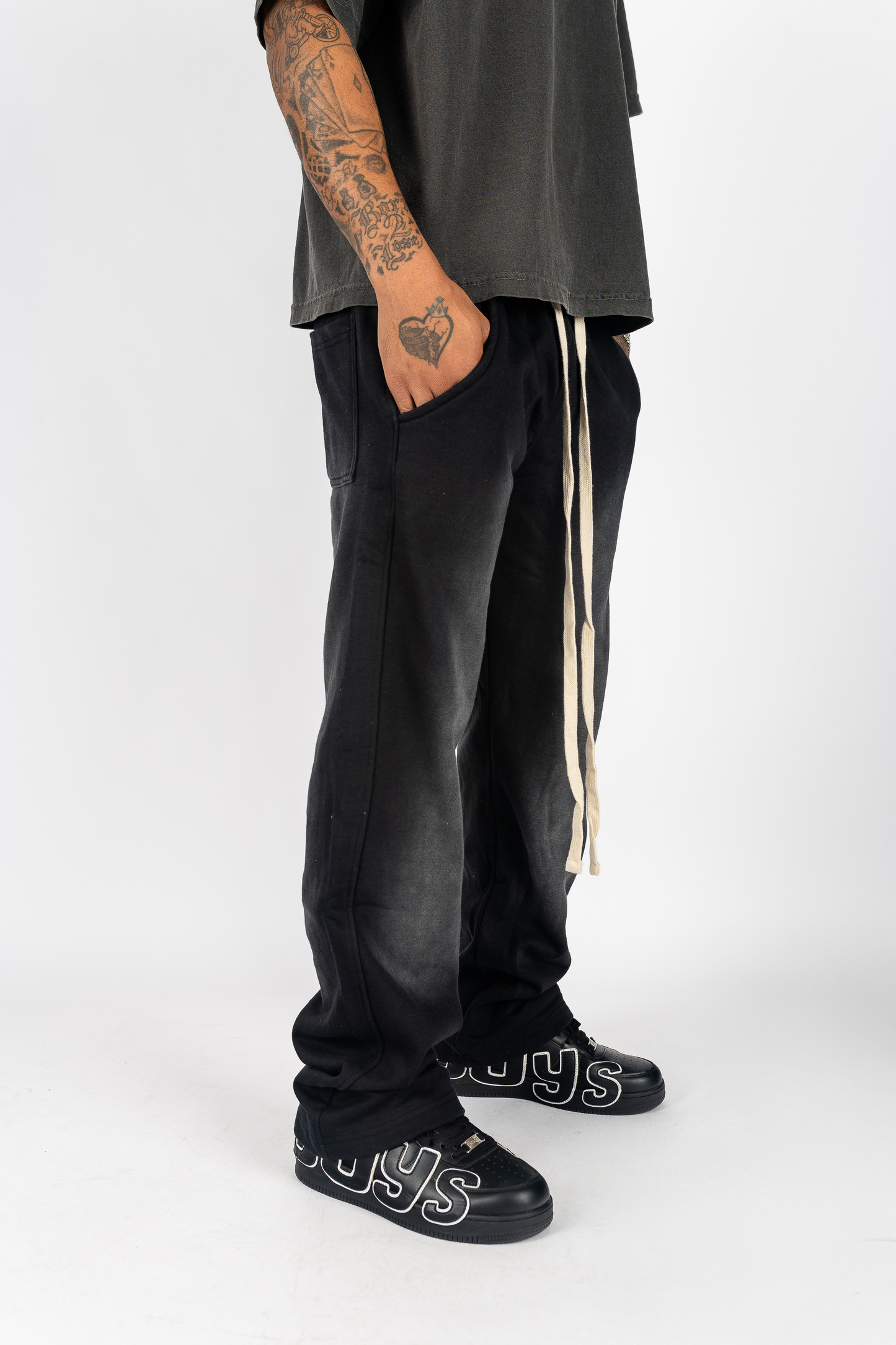 Pantalones de chándal blanqueados y secados al sol