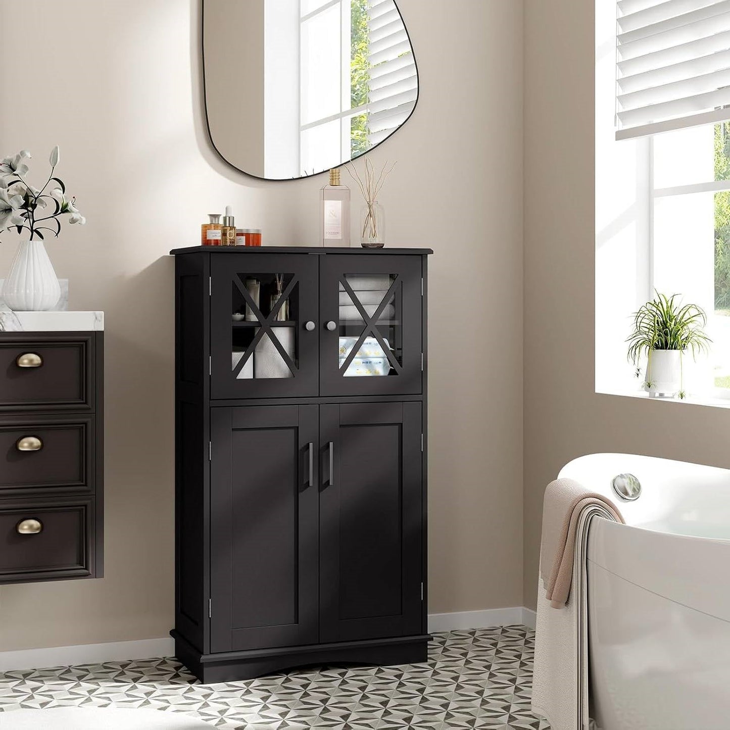 Gabinete de lino para toallas de baño negro con puertas de vidrio y estantes de almacenamiento