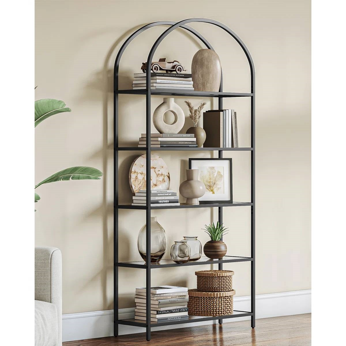 Estantería moderna de metal negro con parte superior arqueada y 5 estantes de cristal para almacenamiento