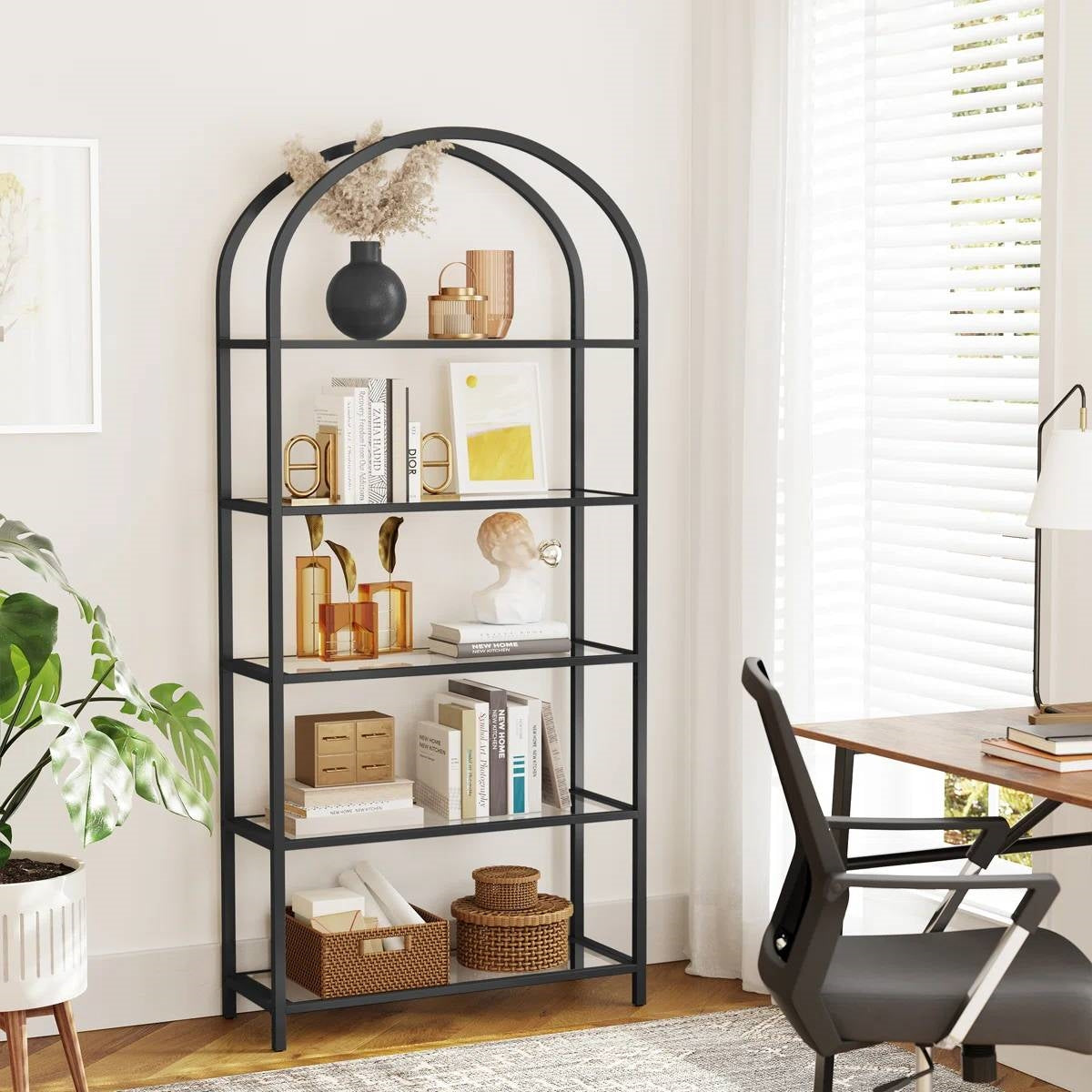 Estantería moderna de metal negro con parte superior arqueada y 5 estantes de cristal para almacenamiento