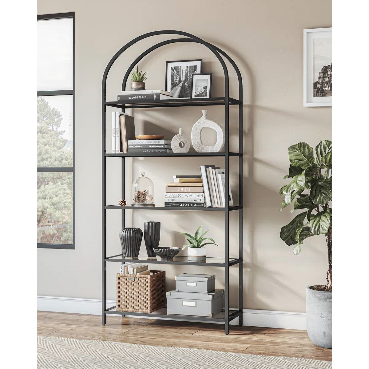 Estantería moderna de metal negro con parte superior arqueada y 5 estantes de cristal para almacenamiento
