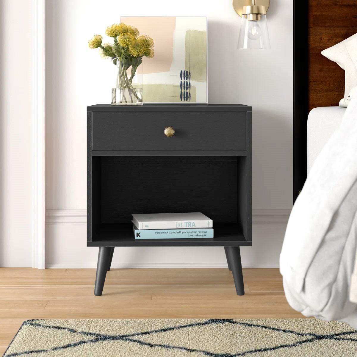 Mesita de noche Mid-Century Farmhouse de 1 cajón con estante abierto en acabado de madera negra