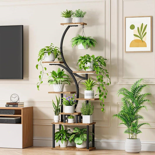 Estante para plantas de interior con estructura de metal negro y estantes con acabado de madera