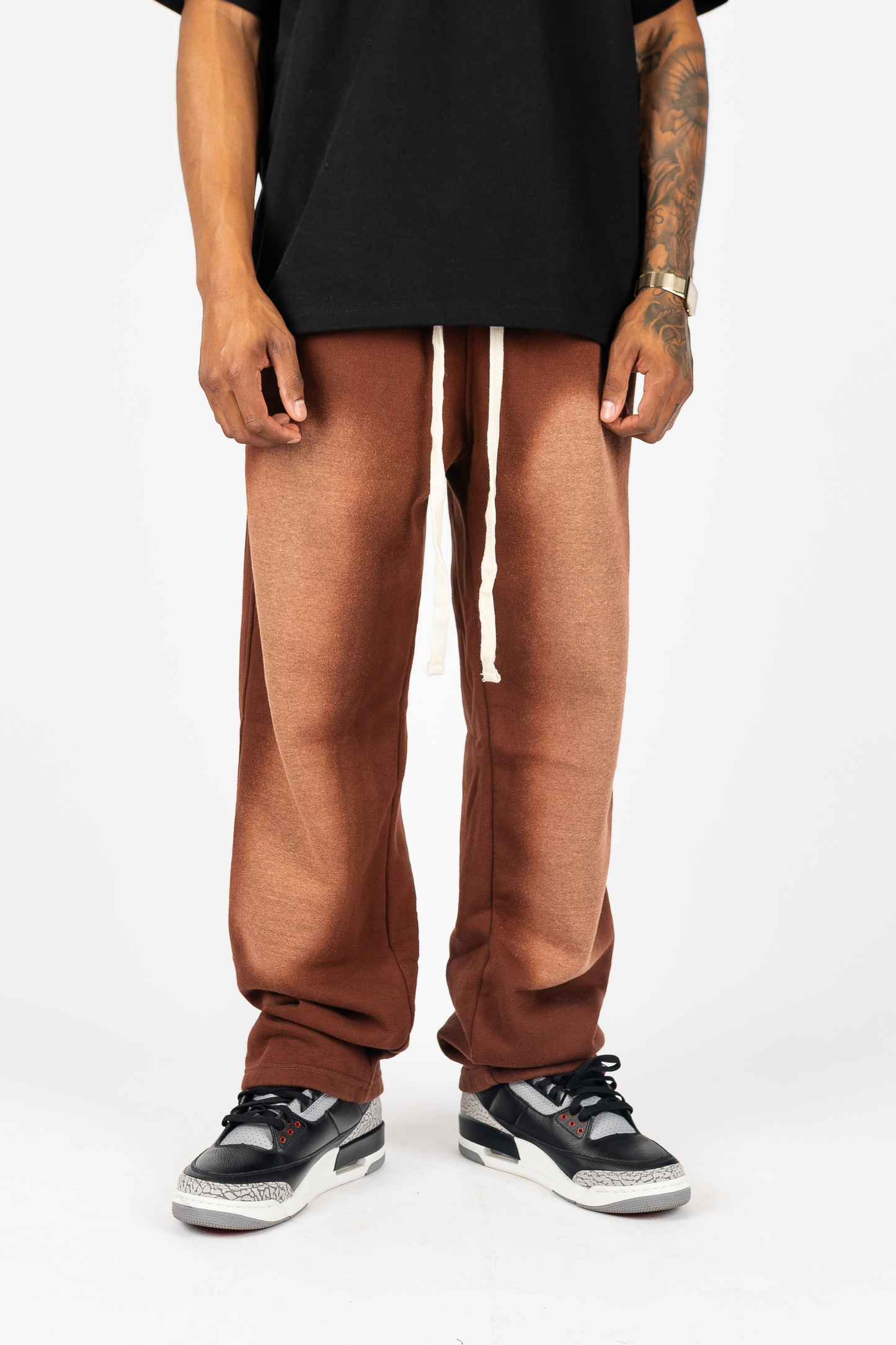 Pantalones de chándal blanqueados y secados al sol