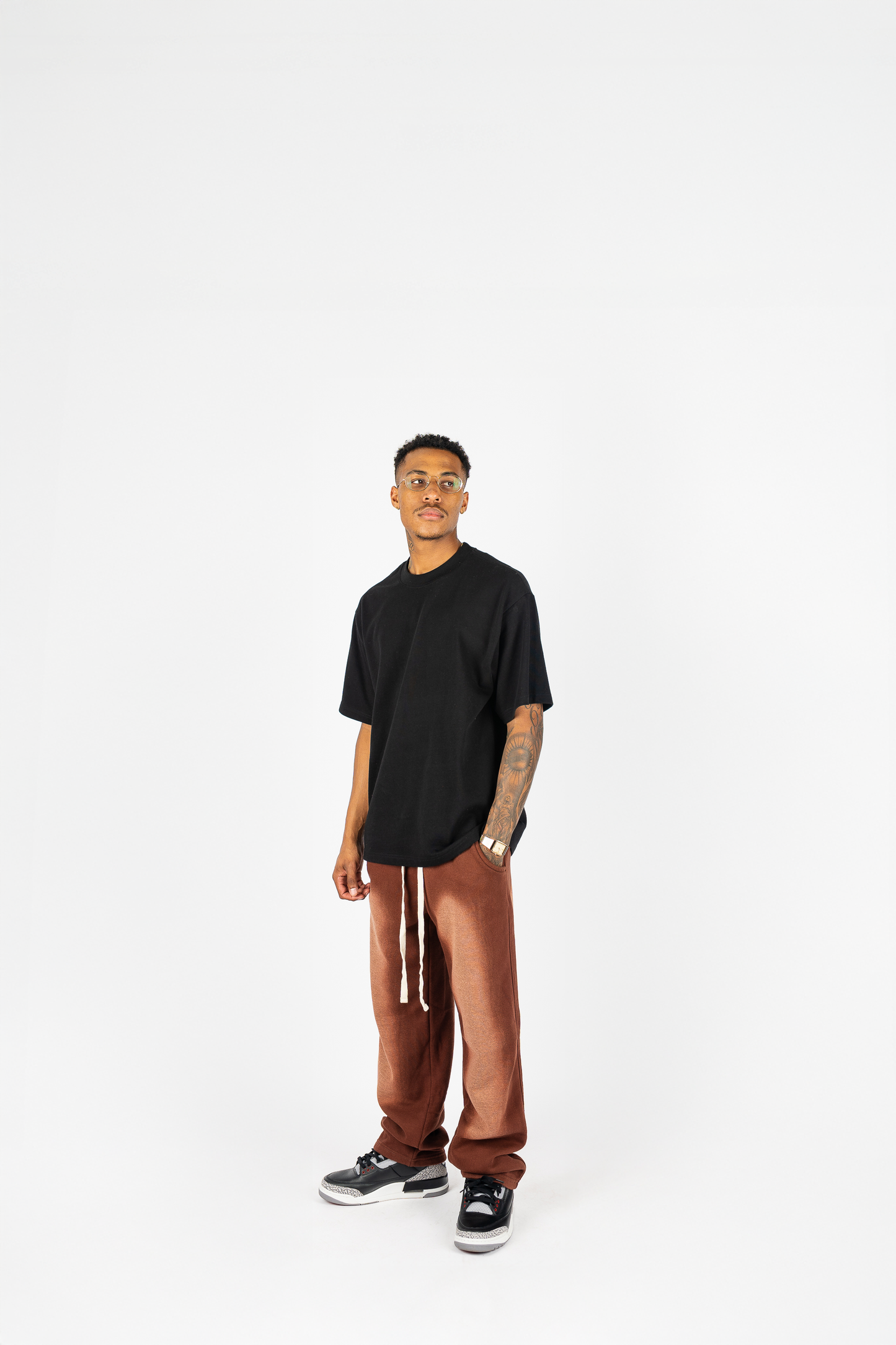 Pantalones de chándal blanqueados y secados al sol
