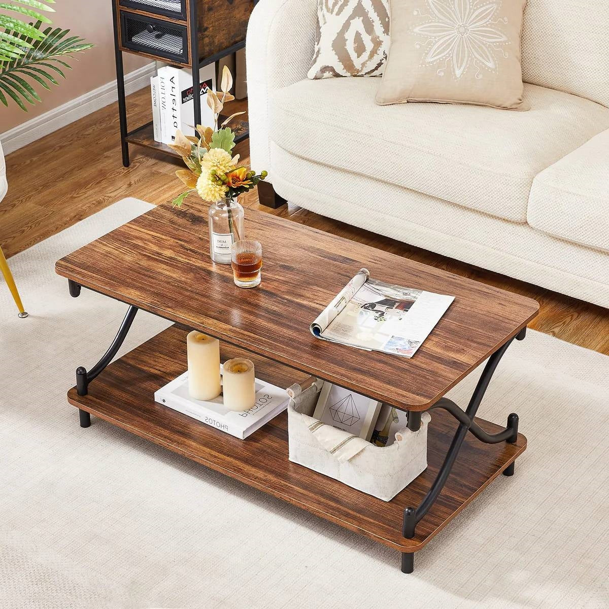 Mesa de centro moderna de metal negro industrial y madera marrón con estante de almacenamiento inferior