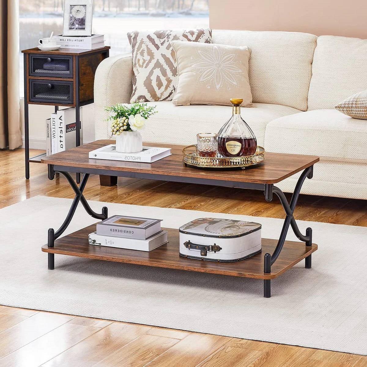 Mesa de centro moderna de metal negro industrial y madera marrón con estante de almacenamiento inferior