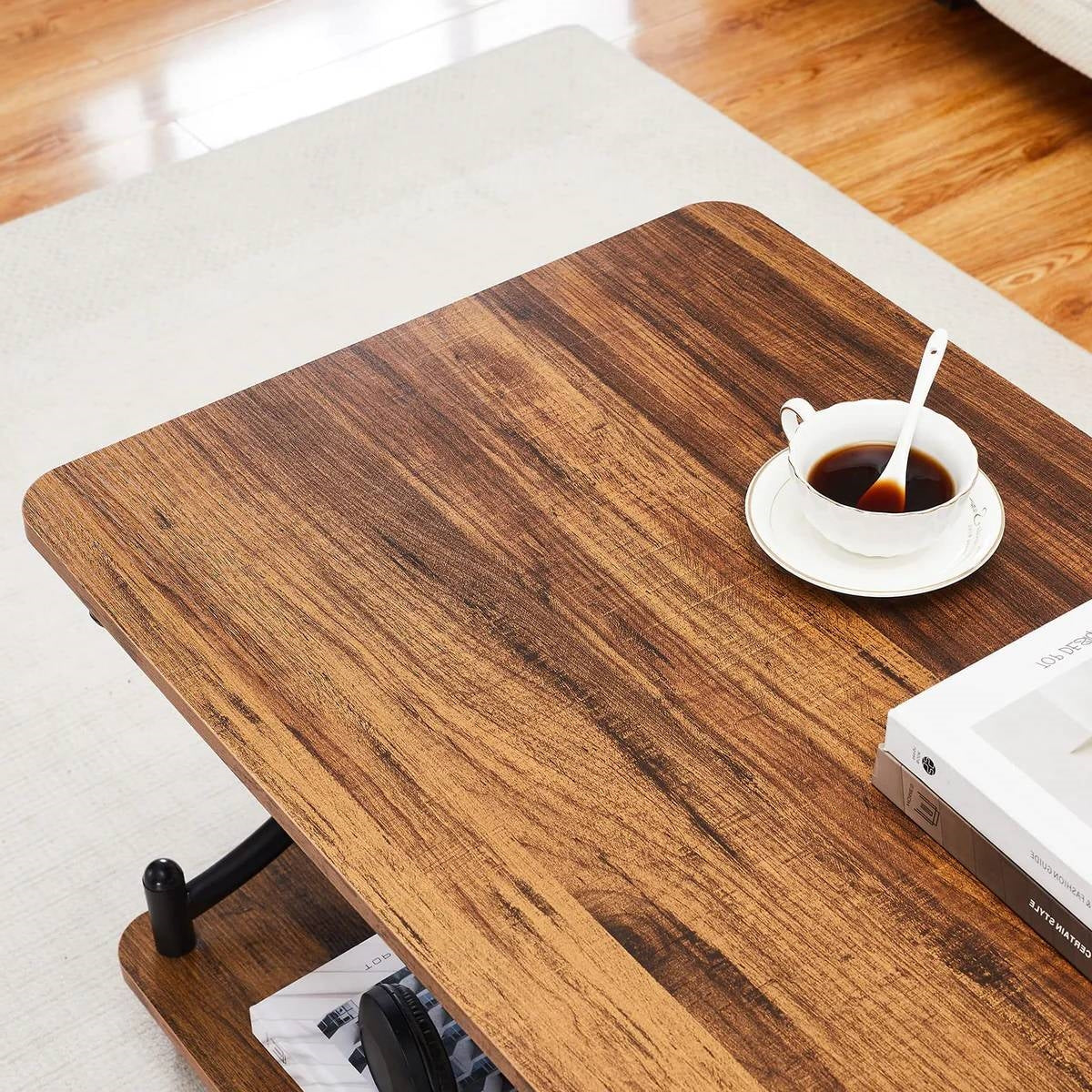 Mesa de centro moderna de metal negro industrial y madera marrón con estante de almacenamiento inferior