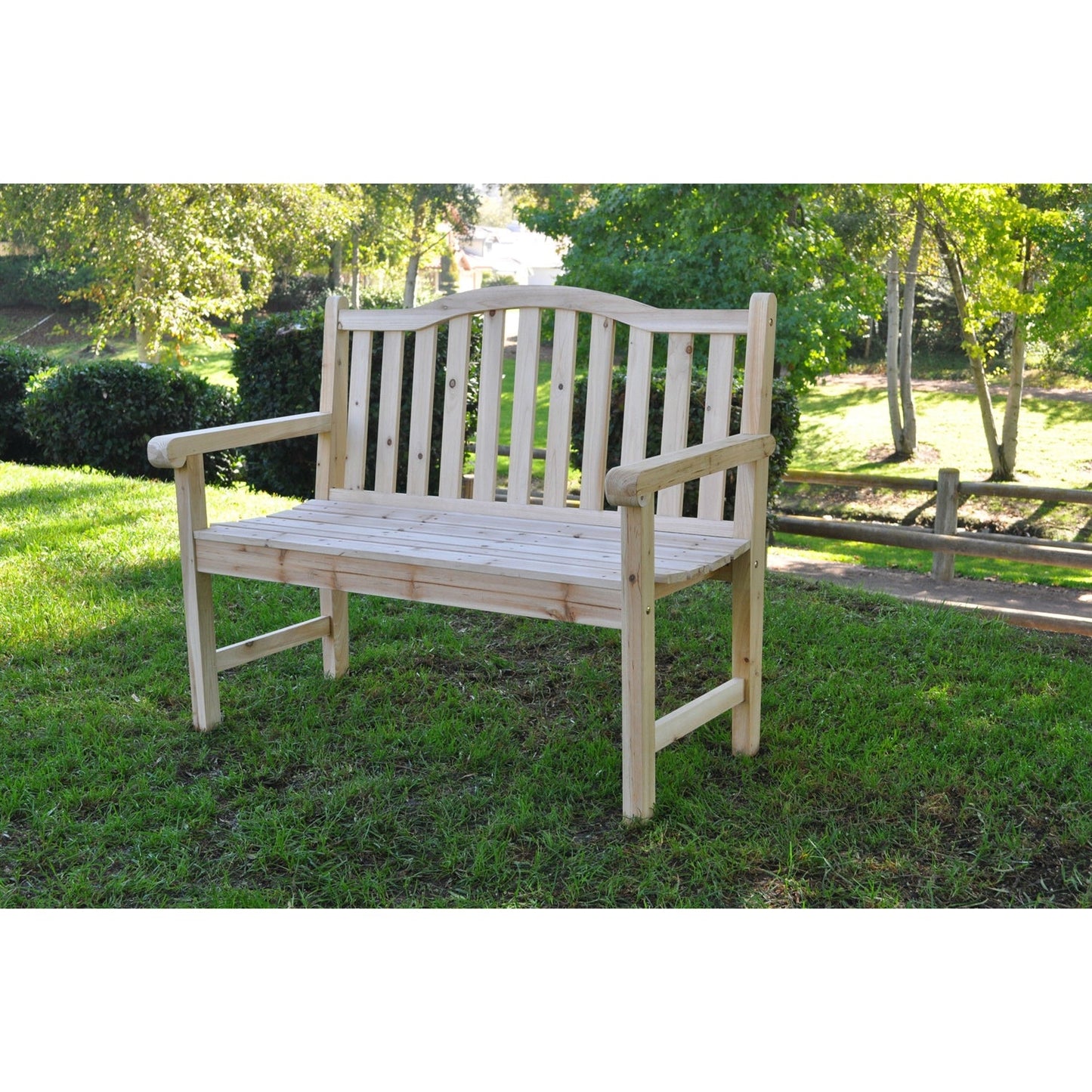 Banco de jardín de madera de cedro para exteriores en natural con límite de peso de 475 libras.