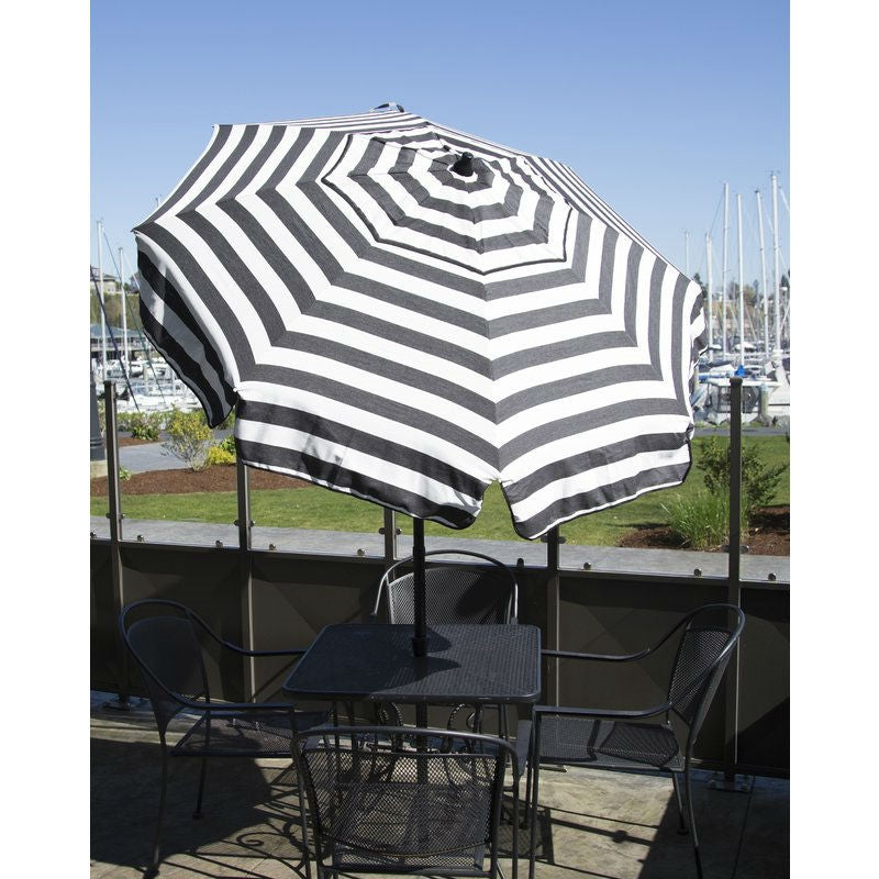 Parasol de 6 pies con dosel de rayas blancas y negras, con inclinación y apertura manual.