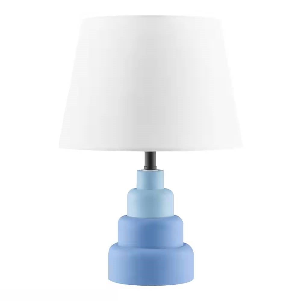 Pequeña lámpara de mesa azul con pantalla de tela blanca para mesita de noche