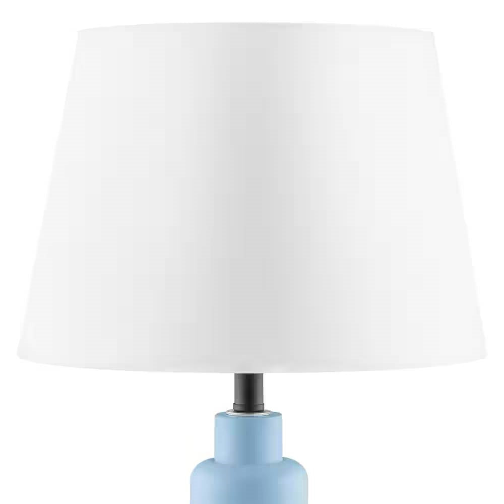 Pequeña lámpara de mesa azul con pantalla de tela blanca para mesita de noche