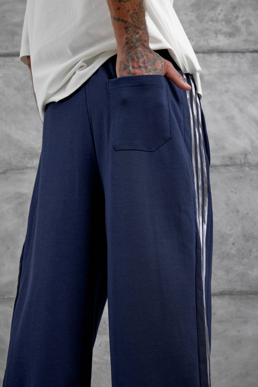 Pantalones deportivos holgados con raya lateral