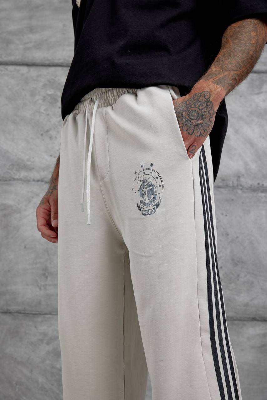 Pantalones deportivos holgados con raya lateral