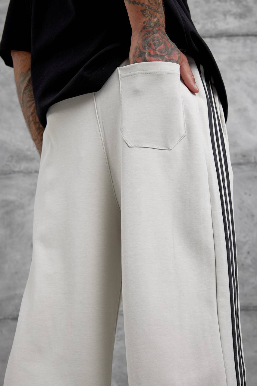 Pantalones deportivos holgados con raya lateral