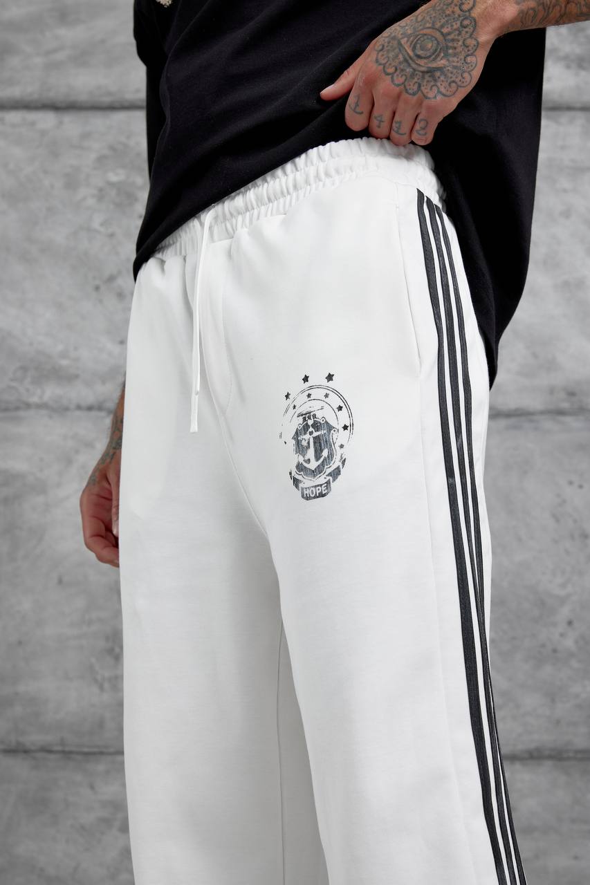 Pantalones deportivos holgados con raya lateral