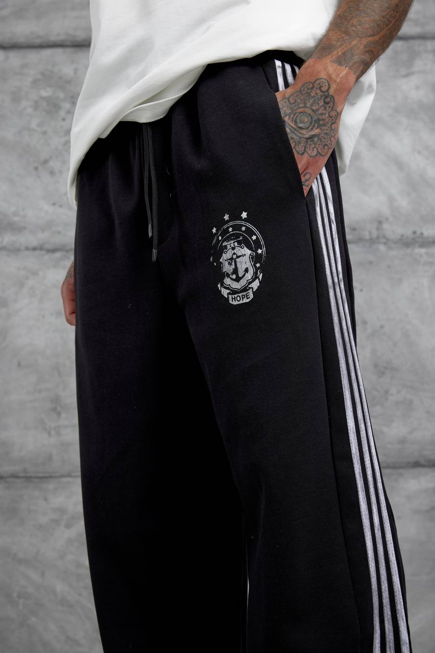 Pantalones deportivos holgados con raya lateral