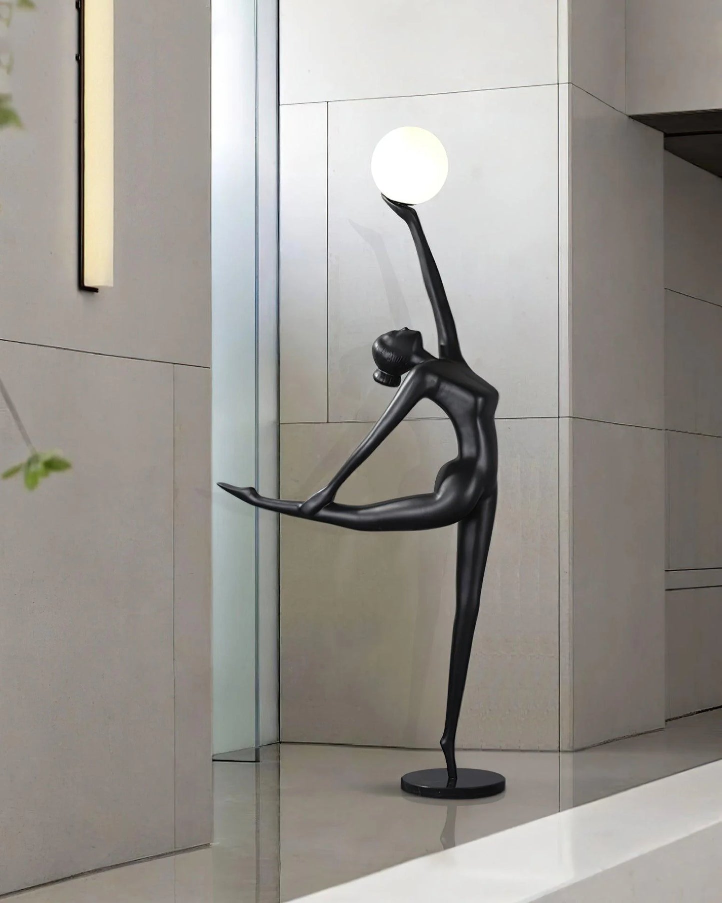 Lámpara de pie con personajes de estatua de bailarina