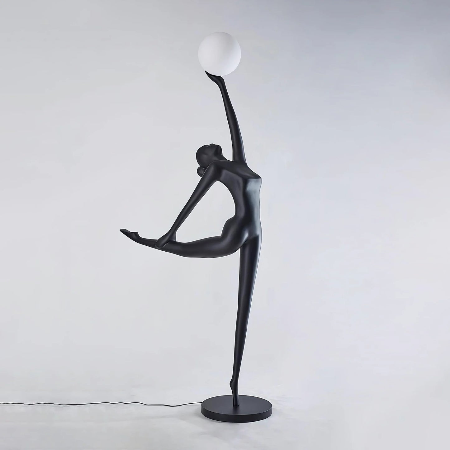 Lámpara de pie con personajes de estatua de bailarina
