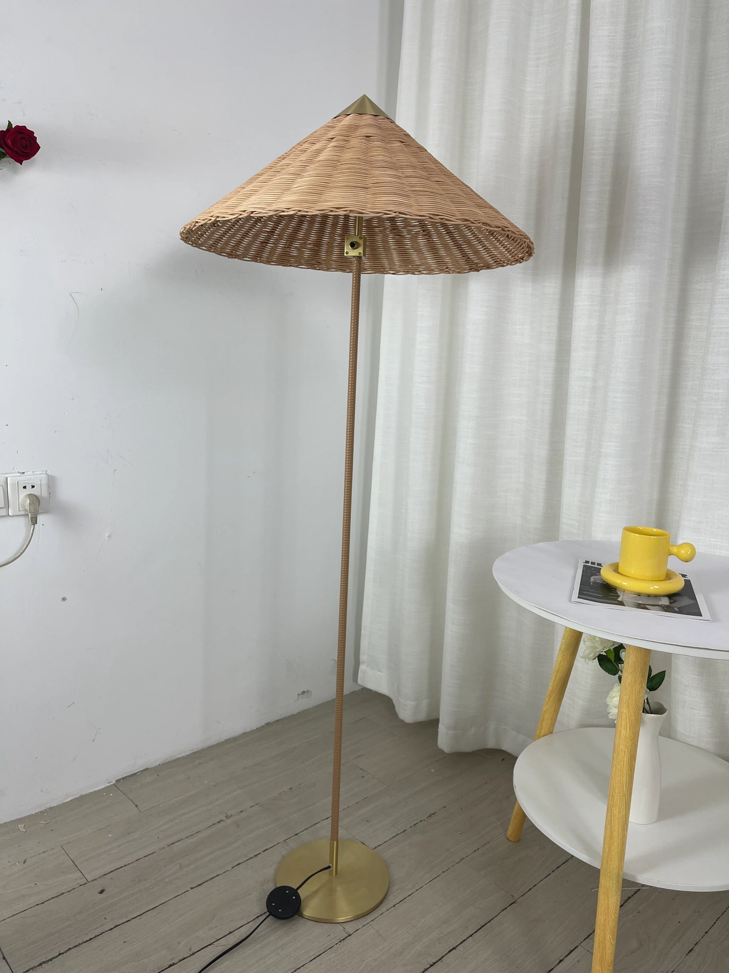 Lámpara de pie con sombrero de bambú